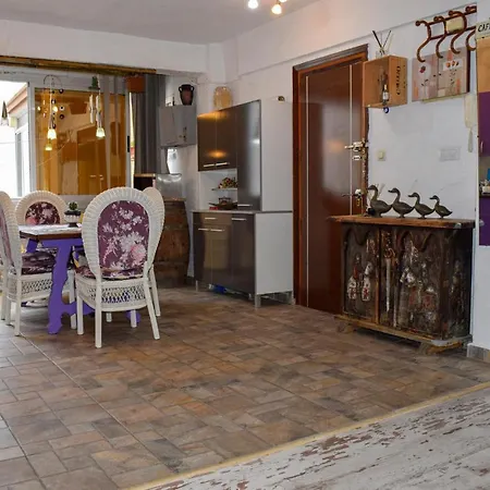Apartamento Amazing In W/ Outdoor Swimming Pool, Wifi And 2 Bedrooms